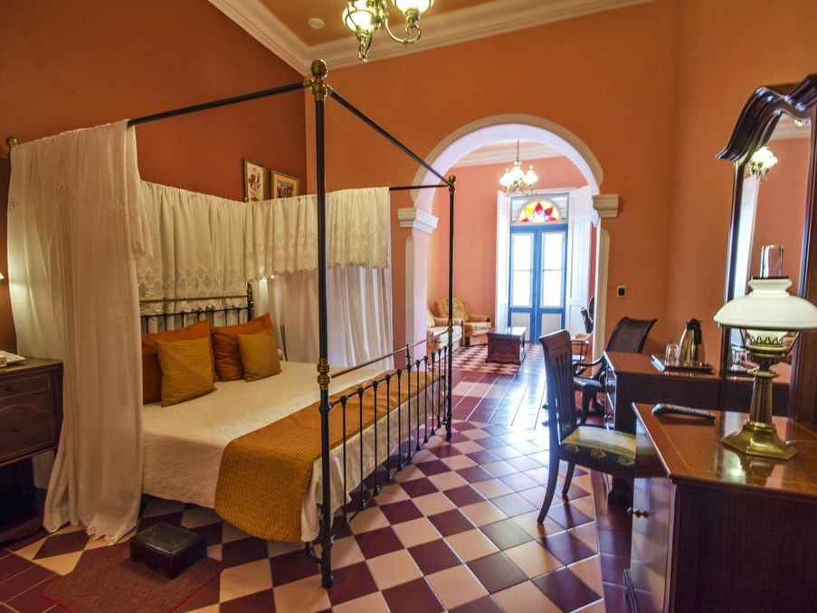 Hotel Santa Isabel Intro