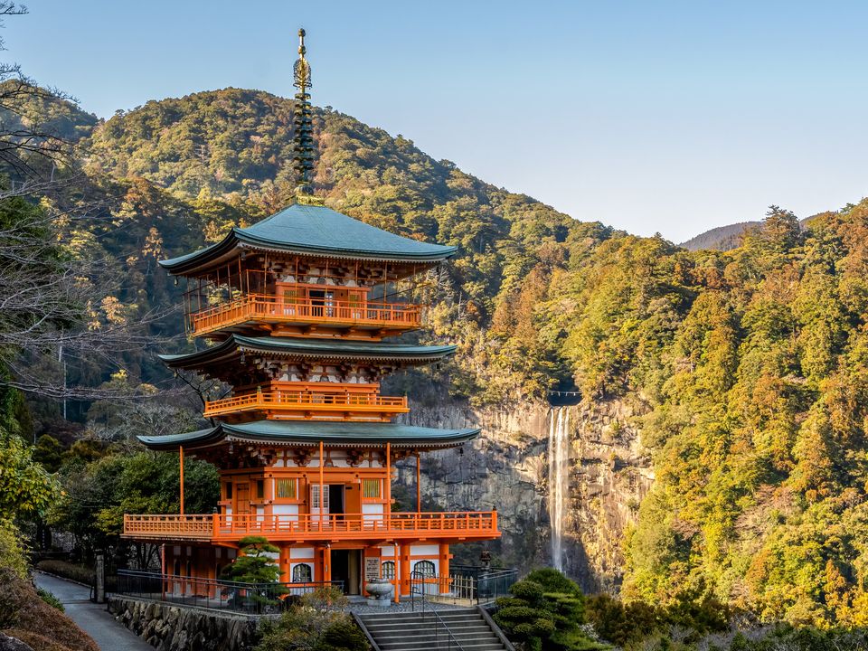 Rondreizen Japan   Kumano Kodo   Tempel met waterval op de achtergrond