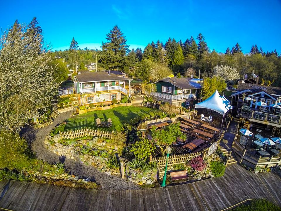 flydine bowen island