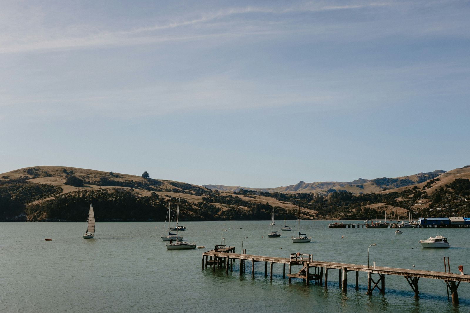 Rondreis Nieuw Zeeland Akaroa baai zeilboten