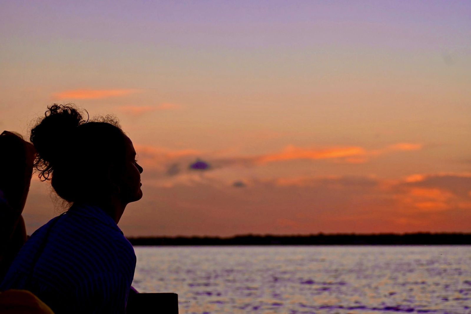 Rondreis Suriname Bigi Pan dame zonsondergang