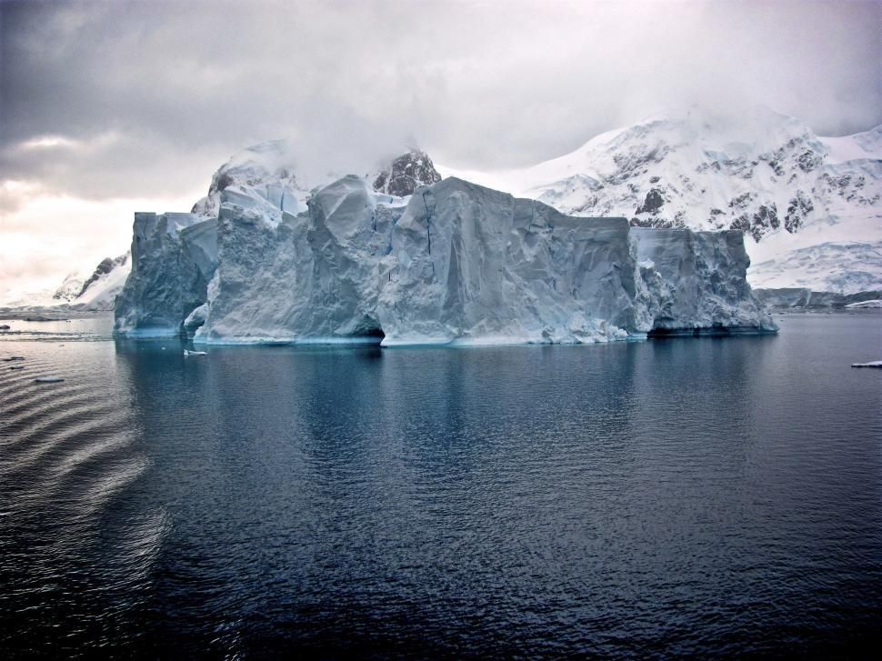 Rondreizen Antarctica AN majestic iceberg floating in polar waters