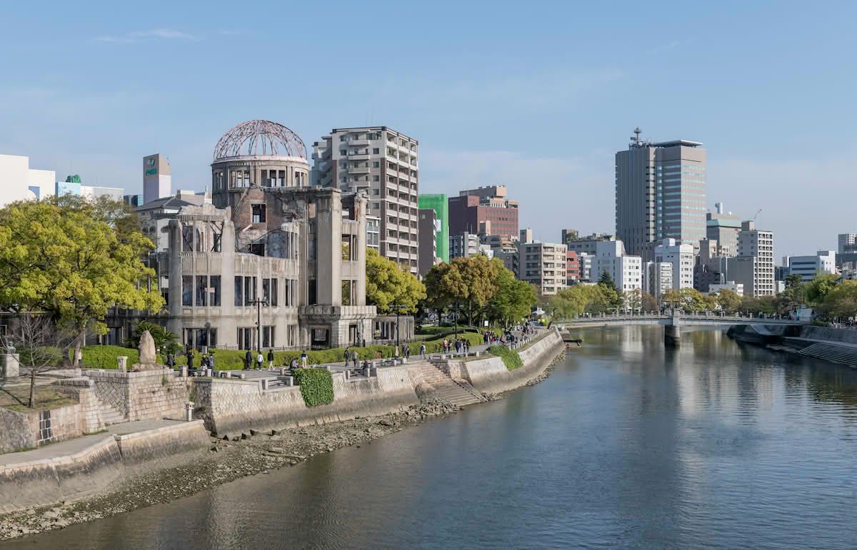 Rondreizen Japan   Hiroshima   Vredesmonument met skyline