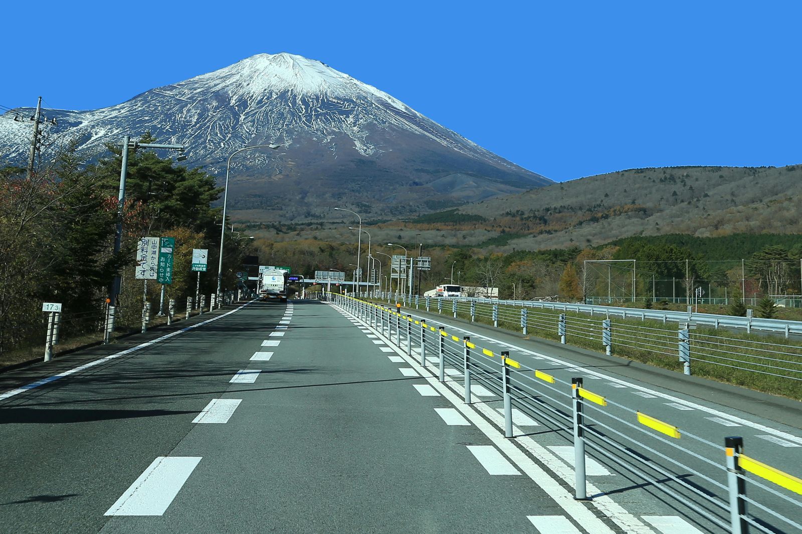 Rondreizen Japan   Kawaguchiko   Weg met Mount Fuji op de achtergrond