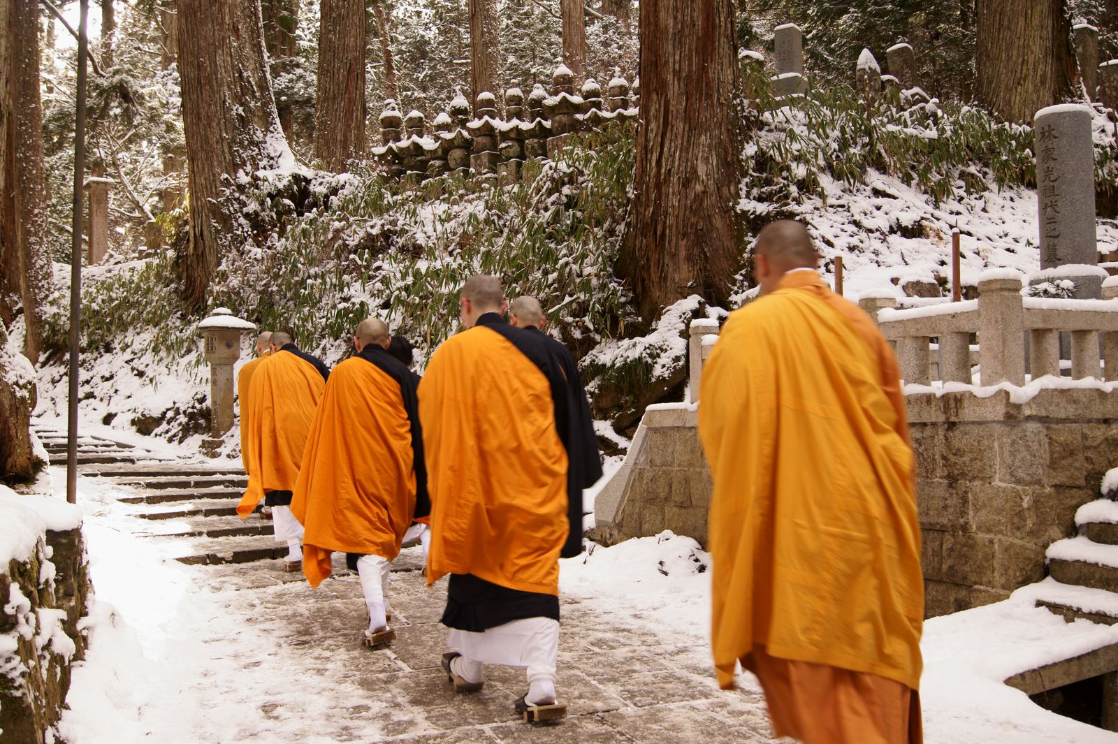 Rondreizen Japan   Mount Koya   Monniken in de sneeuw