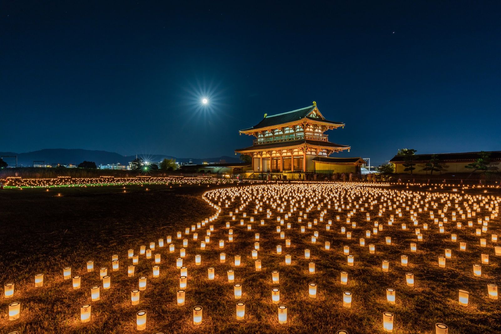 Rondreizen Japan   Nara   Tempel met lichtjes in de nacht