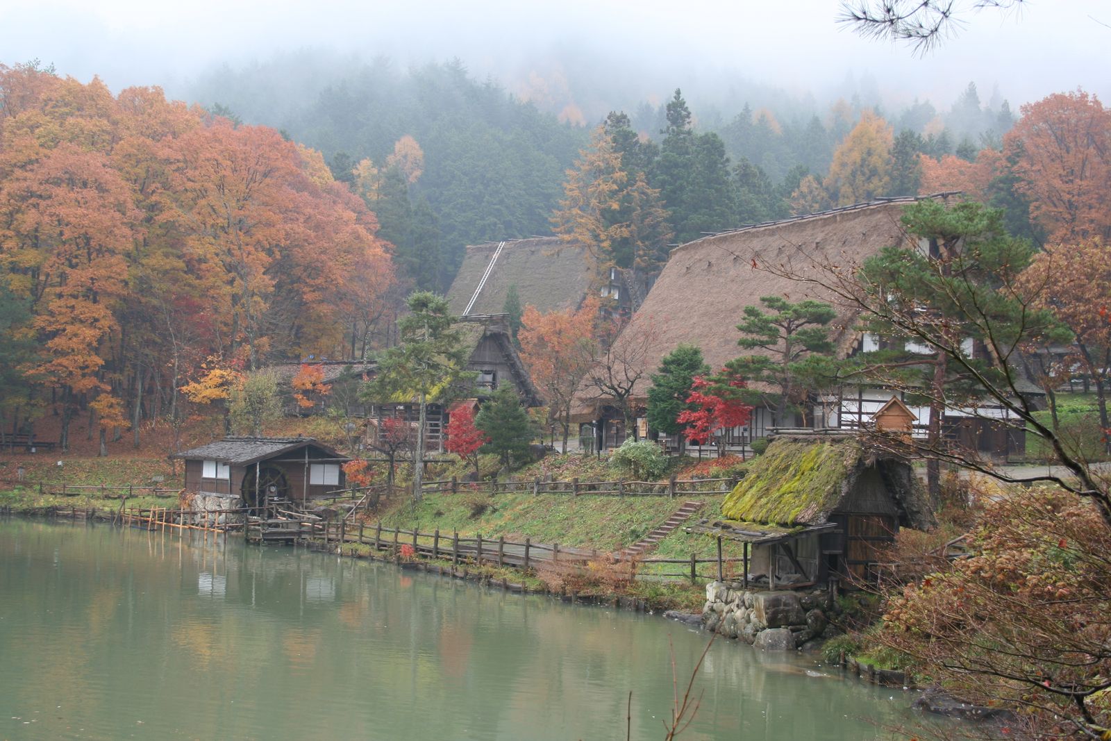 Rondreizen Japan   Takayama   Huisjes aan de rivier in de mist