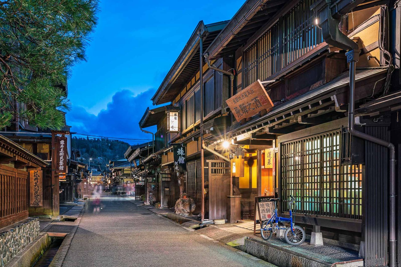 Rondreizen Japan   Takayama   Straat in de schemer