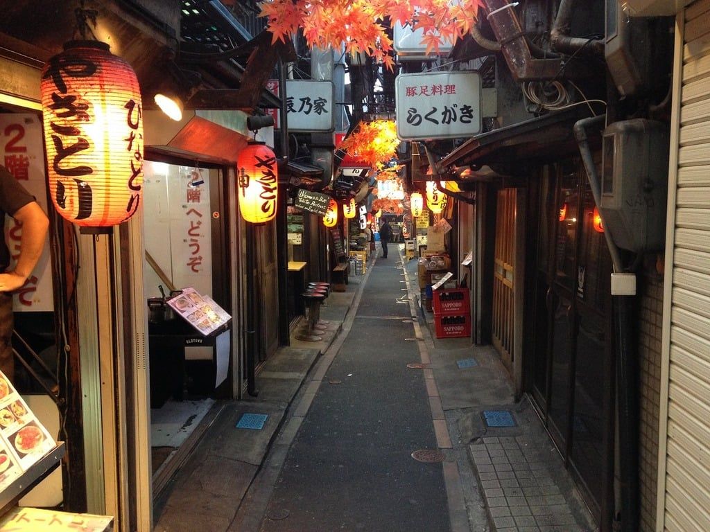 Rondreizen Japan   Tokyo   Straatje met lampionnen en restaurants