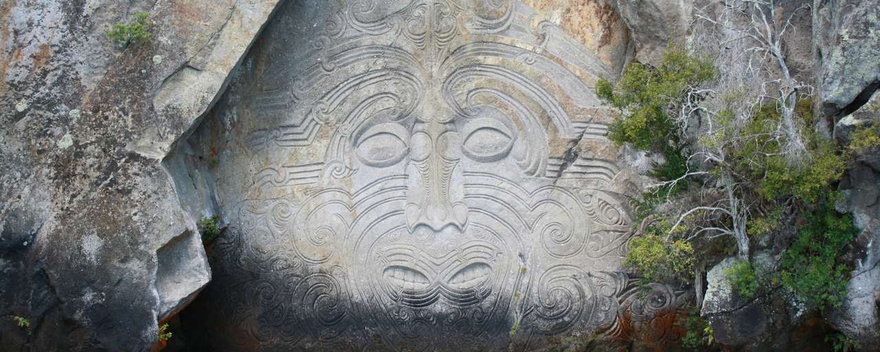 Rondreis Nieuw Zeeland noordereiland Taupomeer rots Waikato