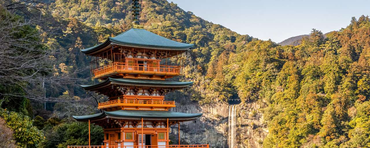 Rondreizen Japan   Kumano Kodo   Tempel met waterval op de achtergrond