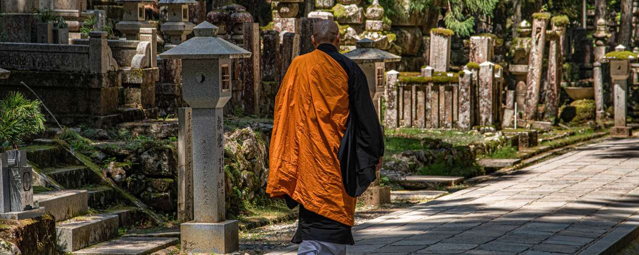 Rondreizen Japan   Mount Koya   Monnik lopend door begraafplaats
