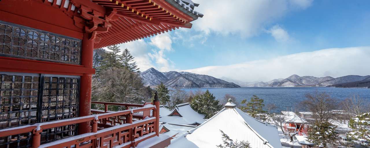 Rondreizen Japan   Nikko   Uitzicht vanaf tempel in de sneeuw