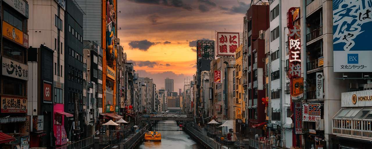 Rondreizen Japan   Osaka   Rivier door de stad in de schemer